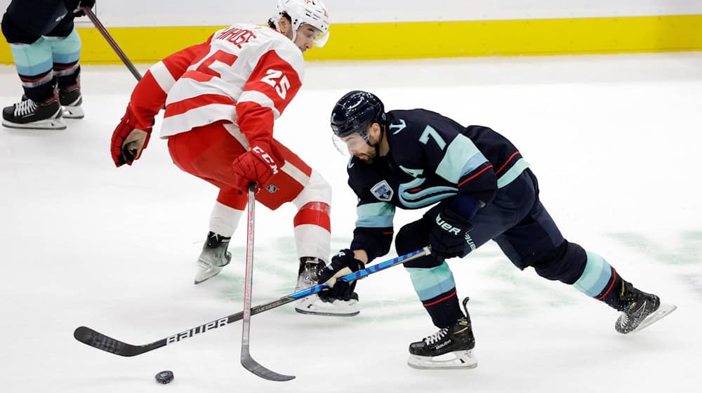 Taro Hirose (l) verstärkt den EHC Red Bull München. / Foto: John Froschauer/AP/dpa