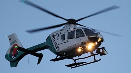 Mit einem Polizeihubschrauber hat die Polizei in der Nacht nach drei Einbrechern in Roth gefahndet. (Symbolbild) / Foto: Rene Ruprecht/dpa