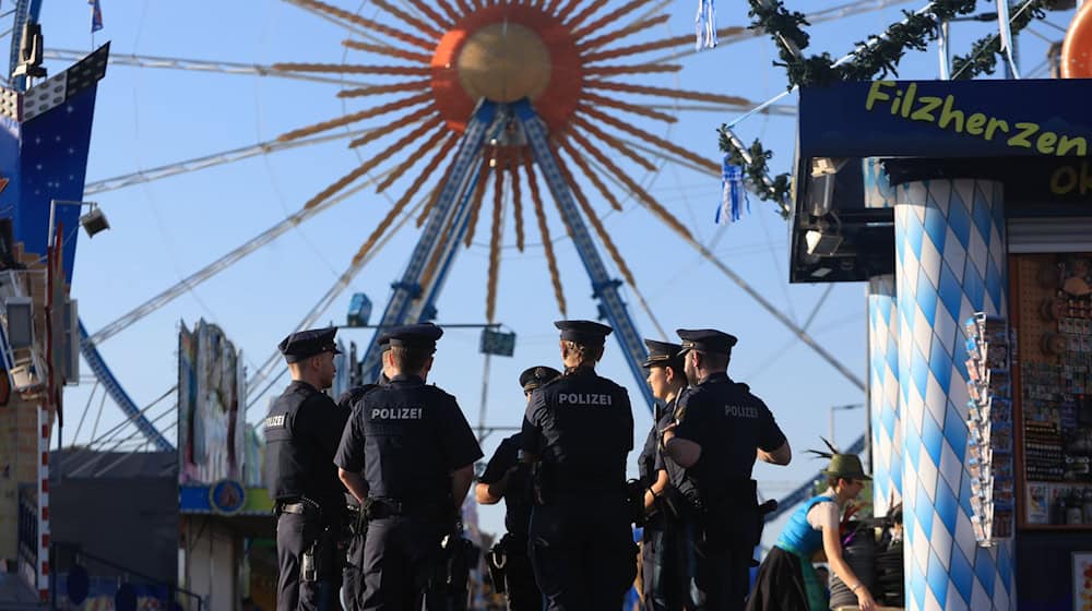 Hunderte Polizeibeamte sichern das Volksfest.  / Foto: Karl-Josef Hildenbrand/dpa