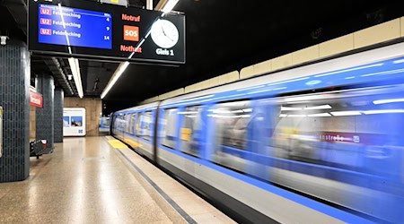 Mehrere Fahrgäste haben die Türen einer U-Bahn entriegelt. (Symbolbild) / Foto: Felix Hörhager/dpa