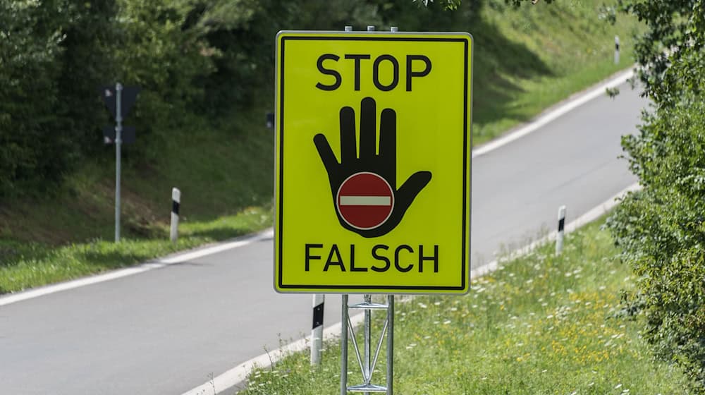 Die Seniorin wendete ihr Auto auf der Autobahn, weil sie eine Ausfahrt verpasst hatte. (Symbolbild) / Foto: Daniel Maurer/dpa