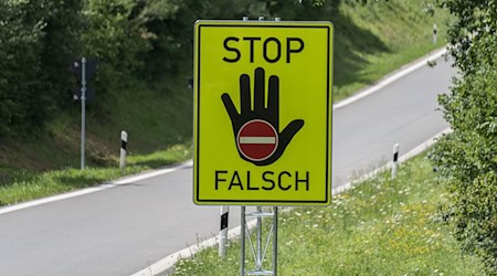 Die Seniorin wendete ihr Auto auf der Autobahn, weil sie eine Ausfahrt verpasst hatte. (Symbolbild) / Foto: Daniel Maurer/dpa