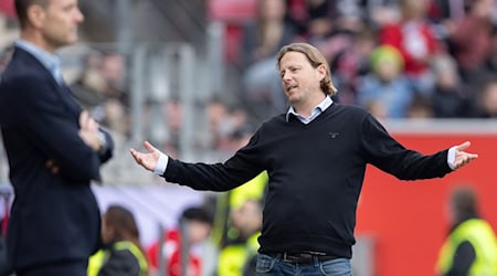 Neues Dänen-Duell: Im vergangenen Februar gewann Trainer Bo Hendriksen (r) mit Mainz gegen Augsburg mit Coach Jess Thorup (l) mit 1:0.  / Foto: Jürgen Kessler/dpa