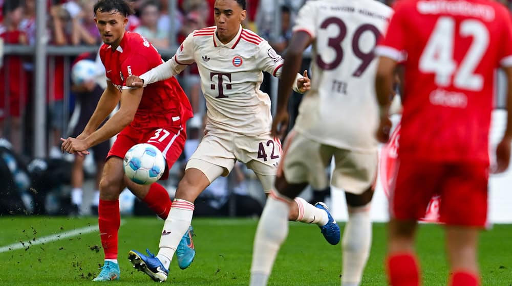 Bevor die heutigen Bayern-Profis gegen Freiburg spielten, wurden die Europokalsieger von 1974 geehrt. / Foto: Sven Hoppe/dpa