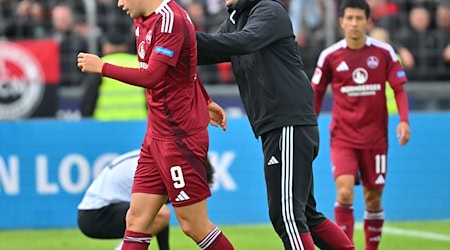 Miroslav Klose (M) muss gegen Hertha ohne Stürmer Stefanos Tzimas (l) auskommen, der zuletzt beim Sieg in Ulm die Rote Karte sah. / Foto: Jan-Philipp Strobel/dpa