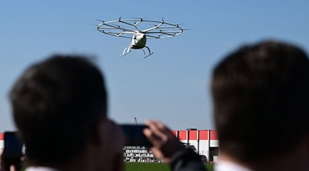 Eine Studie hat Flugtaxis kritisch unter die Lupe genommen. (Archivbild) / Foto: Bernd Weißbrod/dpa