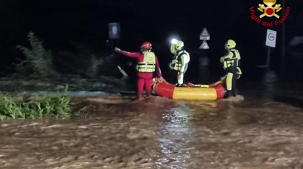 Die Suche nach zwei Opfern läuft. / Foto: -/vigilfuoco.tv/dpa