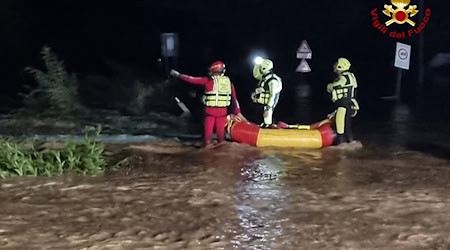 Die Suche nach zwei Opfern läuft. / Foto: -/vigilfuoco.tv/dpa