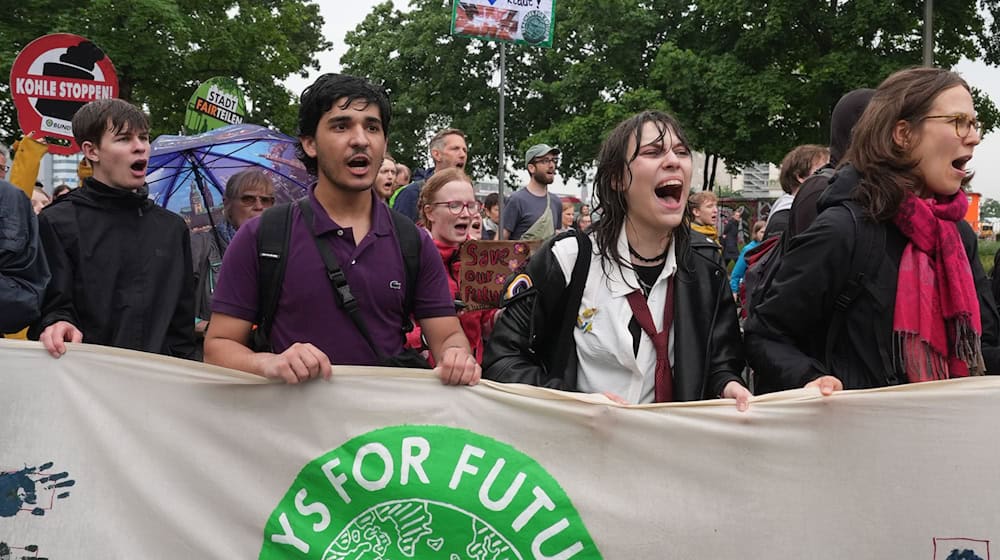 Angesichts des sogenannten globalen Klimastreiks gehen die Teilnehmer von Fridays for Future am Freitag in vielen Städten Bayerns für mehr Klimaschutz auf die Straße. (Archivfoto) / Foto: Marcus Brandt/dpa