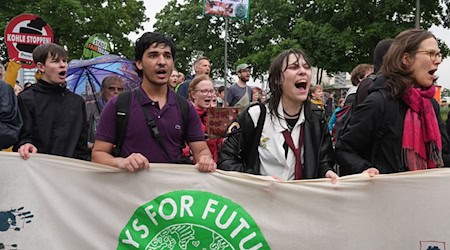 Angesichts des sogenannten globalen Klimastreiks gehen die Teilnehmer von Fridays for Future am Freitag in vielen Städten Bayerns für mehr Klimaschutz auf die Straße. (Archivfoto) / Foto: Marcus Brandt/dpa