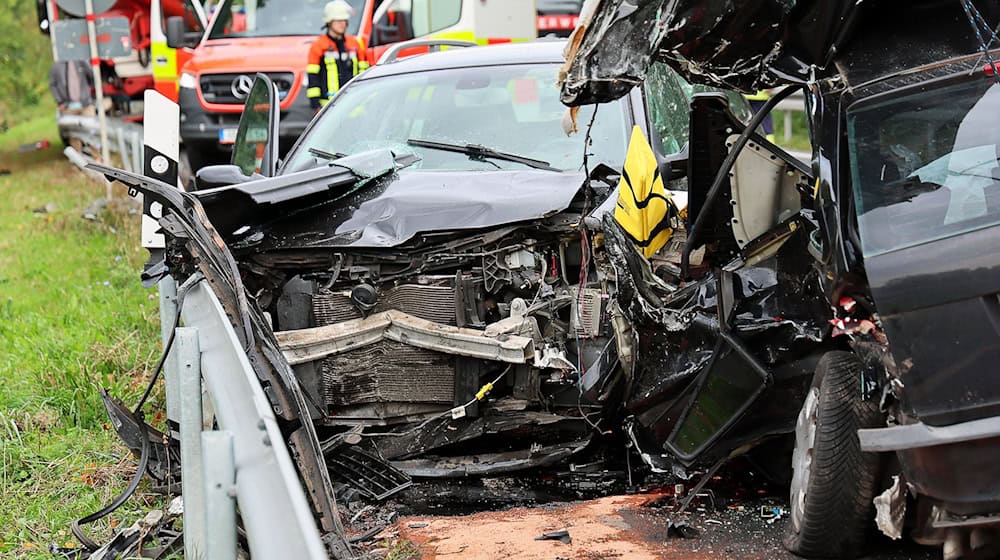 Der Unfall auf der Staatsstraße 2307 endete für einen 68-Jährigen tödlich. / Foto: Ralf Hettler/dpa