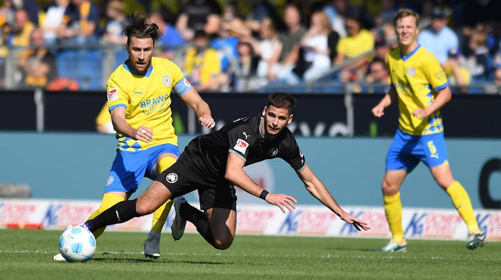 Der Fürther Nemanja Motika (Mitte) stolpert - wie sein ganzes Team - in Braunschweig. / Foto: Swen Pförtner/dpa