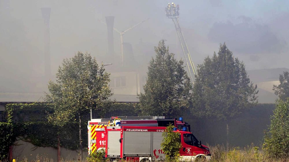 Feuerwehr vor dem  Großbrand in dem Industriegebiet von Wunsiedel. Letzte Glutnester müssen noch gelöscht werden. / Foto: Daniel Vogel/-/dpa