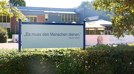 Günter Leifheit ist auch heute noch in der Stadt Nassau präsent, wie hier am Rande des Leifheit-Campus (Archivbild). / Foto: Thomas Frey/dpa