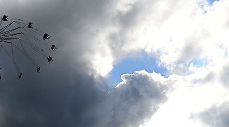 Das Wetter kühlt in der zweiten Wiesn-Woche ab. / Foto: Felix Hörhager/dpa