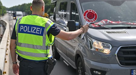 Bundesinnenministerin Nancy Faeser (SPD) hat vorübergehende Kontrollen an allen deutschen Landgrenzen angeordnet. (Archivfoto) / Foto: Patrick Pleul/dpa