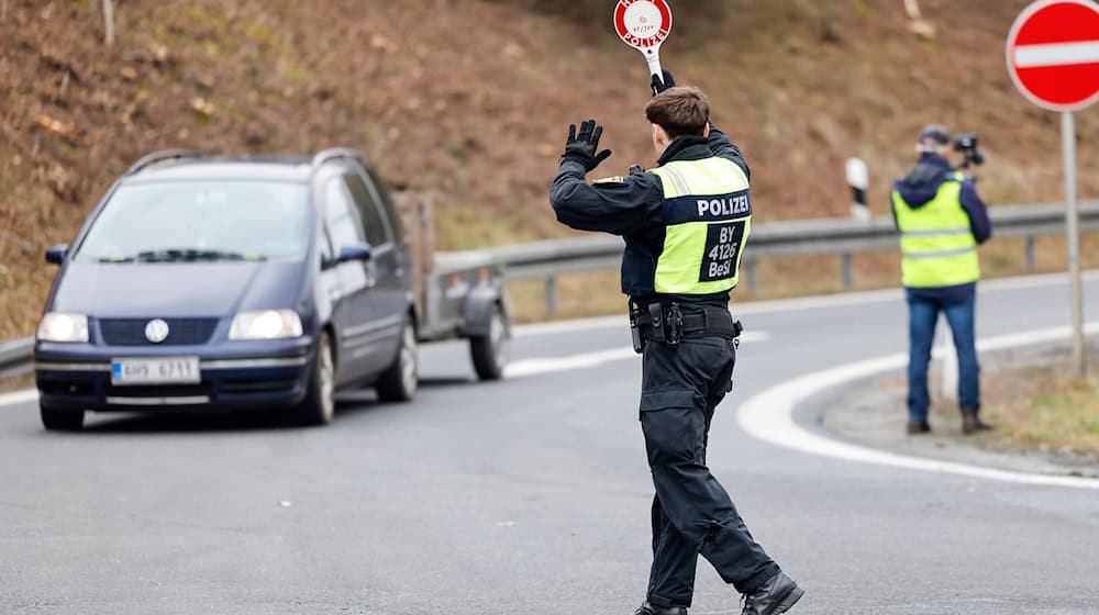 Innenminister Joachim Herrmann und Justizminister Georg Eisenreich (beide CSU) besuchen am Donnerstag eine Grenzkontrollstelle zwischen Bayern und Österreich bei Burghausen. (Symbolbild) / Foto: Daniel Löb/dpa