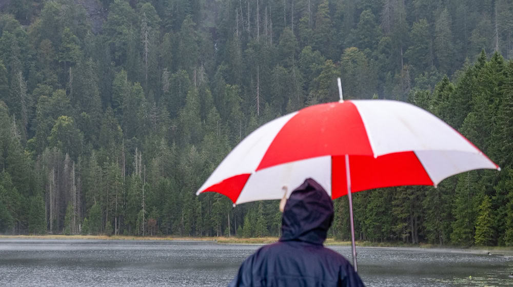 Vor allem im Südosten Bayern regnet es anhaltend. / Foto: Armin Weigel/dpa