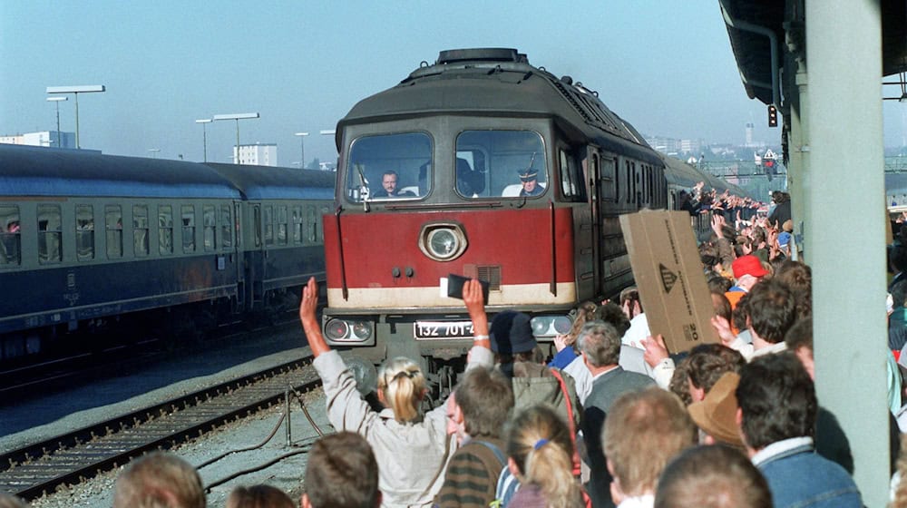 Jubelnder Empfang für die Botschaftsflüchtlinge. (Archivbild) / Foto: Wolfgang Eilmes/dpa