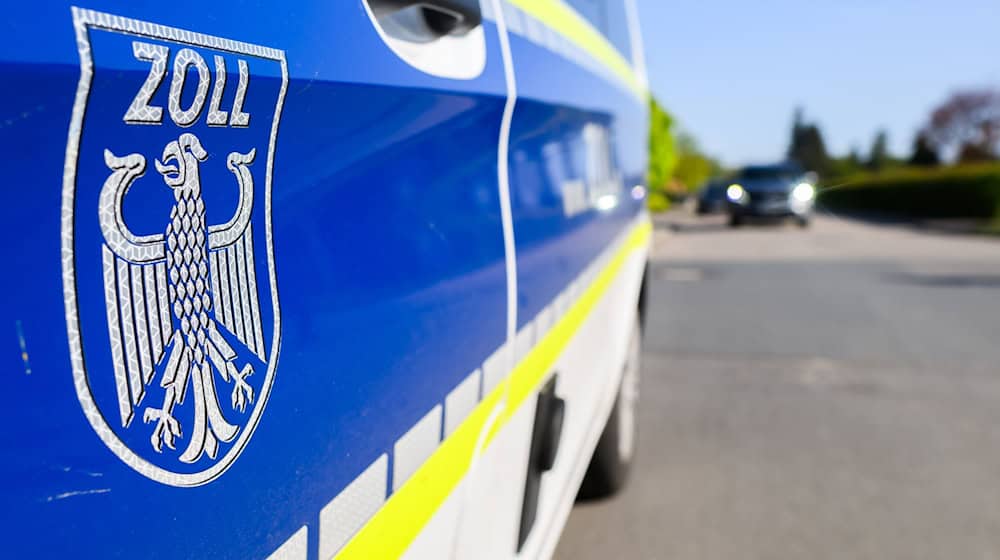 Beamte von Zoll und Polizei nahmen am Dienstag in fünf Bundesländern Durchsuchungen vor. (Symbolbild) / Foto: Julian Stratenschulte/dpa