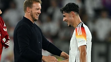 Das passt: Julian Nagelsmann (l) findet Aleksandar Pavlovic als Sechser richtig gut. / Foto: Federico Gambarini/dpa