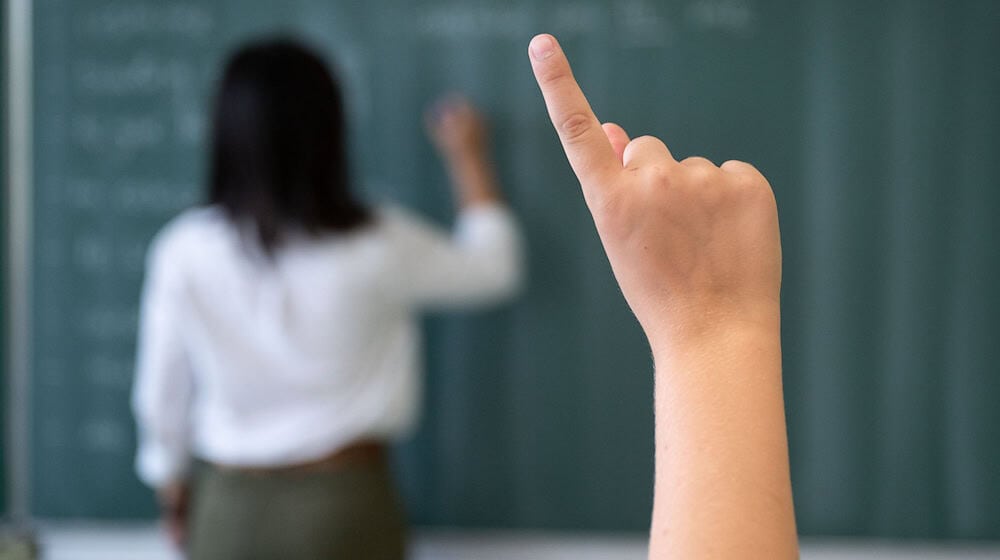 Die höchste Meinung von ihren Schulen haben laut der Studie die Bayern. (Archivbild) / Foto: Marijan Murat/dpa