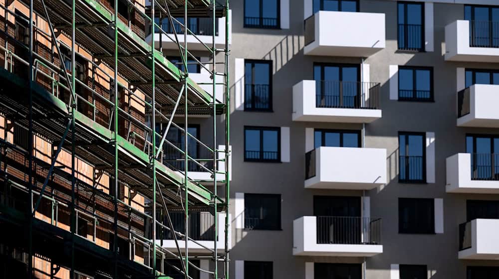 Die Immobilienpreise in Bayern sind weiter unter Druck, Neubauten gibt es ehe selten. (Archivbild) / Foto: Sven Hoppe/dpa/dpa-tmn