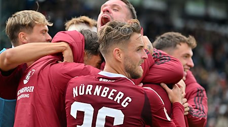 Der 1. FC Nürnberg darf über eine Last-Minute-Auswärtssieg jubeln. / Foto: Jan-Philipp Strobel/dpa