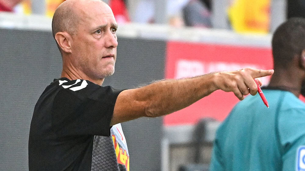 Regensburgs Trainer Joe Enochs glaubt an eine Chance beim Hamburger SV. / Foto: Armin Weigel/dpa