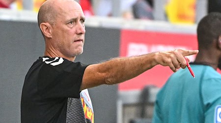 Regensburgs Trainer Joe Enochs glaubt an eine Chance beim Hamburger SV. / Foto: Armin Weigel/dpa