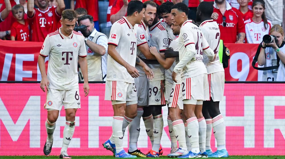 Bayern-Profi Joshua Kimmich (l) beim Münchner Torjubel nach dem 1:0 von Harry Kane. / Foto: Sven Hoppe/dpa