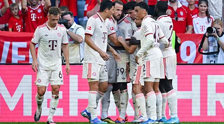 Bayern-Profi Joshua Kimmich (l) beim Münchner Torjubel nach dem 1:0 von Harry Kane. / Foto: Sven Hoppe/dpa