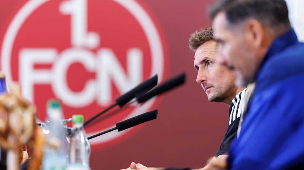 Miroslav Klose (hinten) gratulierte Cristian Fiél in der Pressekonferenz zum Sieg. / Foto: Daniel Karmann/dpa