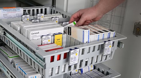 Ein Mitarbeiter eines Krankenhauses im Landkreis Landshut soll Medikamente ausgetauscht haben. Gegen ihn laufen nun Ermittlungen. (Archivbild) / Foto: Bernd Weißbrod/dpa