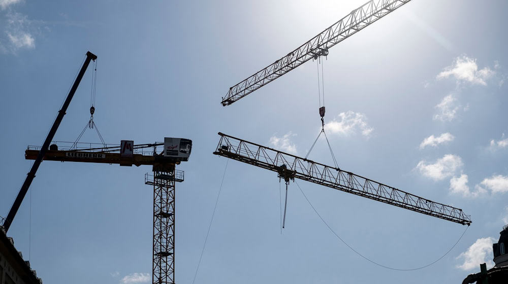 Wenige Tage, nachdem in der Landeshauptstadt ein Baukran auf zwei Wohnhäuser gestürzt ist, gerieten in München zwei weitere Kräne in Schieflage, einer davon in der Innenstadt / Foto: Lennart Preiss/dpa