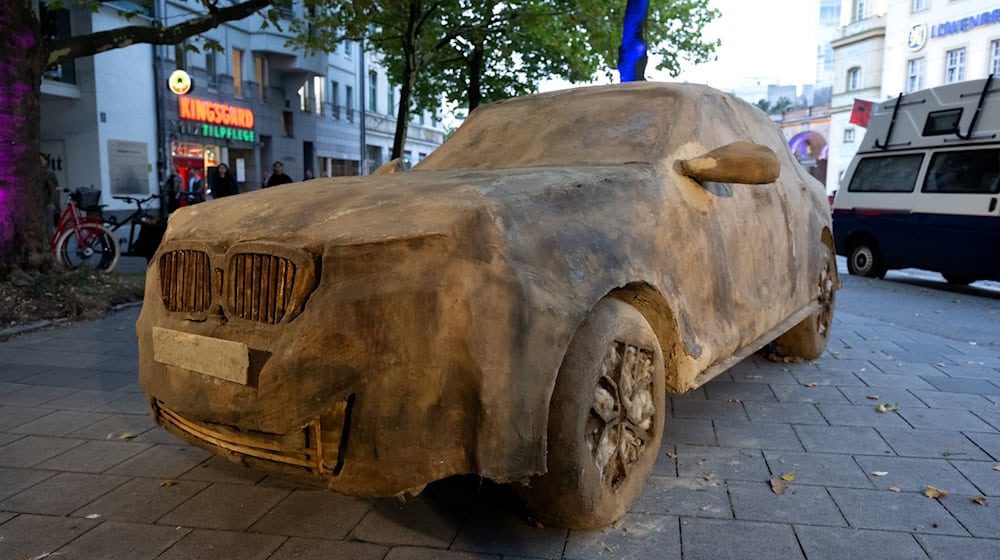 Die Nachbildung eines SUV aus kompostierbarem Material der Künstlerin Folke Köbberling ist bei der Eröffnung der Installation «Mash & Heal» zu sehen. / Foto: Sven Hoppe/dpa