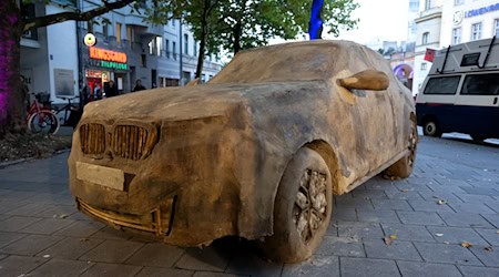 Die Nachbildung eines SUV aus kompostierbarem Material der Künstlerin Folke Köbberling ist bei der Eröffnung der Installation «Mash & Heal» zu sehen. / Foto: Sven Hoppe/dpa