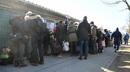 Im Landkreis München sind die Behörden mit der Anzahl der Geflüchteten überfordert. (Symbolbild) / Foto: Tobias Hase/dpa