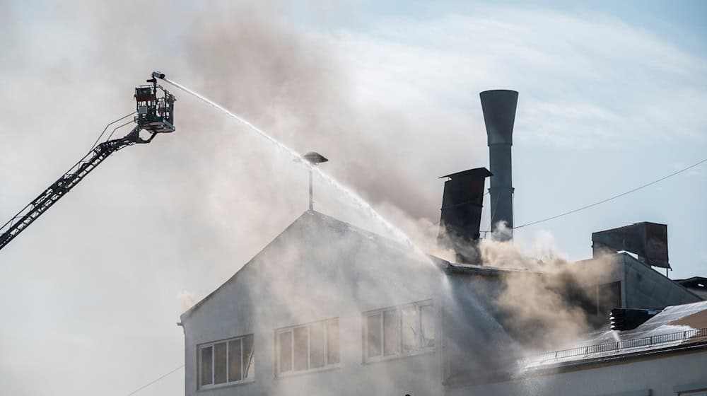 Die Feuerwehr im Einsatz bei dem Großbrand im Industriegebiet von Wunsiedel. / Foto: Daniel Vogl/dpa