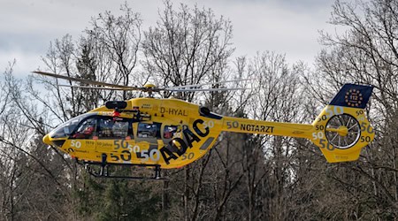 Mit dem Rettungshubschrauber Christoph 1 wurde der 24-Jährige aus dem Wasser geholt. (Symbolbild) / Foto: Peter Kneffel/dpa