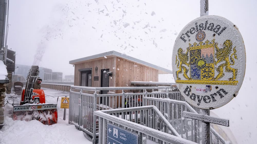 Schnee auf der Zugspitze: Mehrere Zentimeter kamen dort in der Nacht zusammen. / Foto: Peter Kneffel/dpa