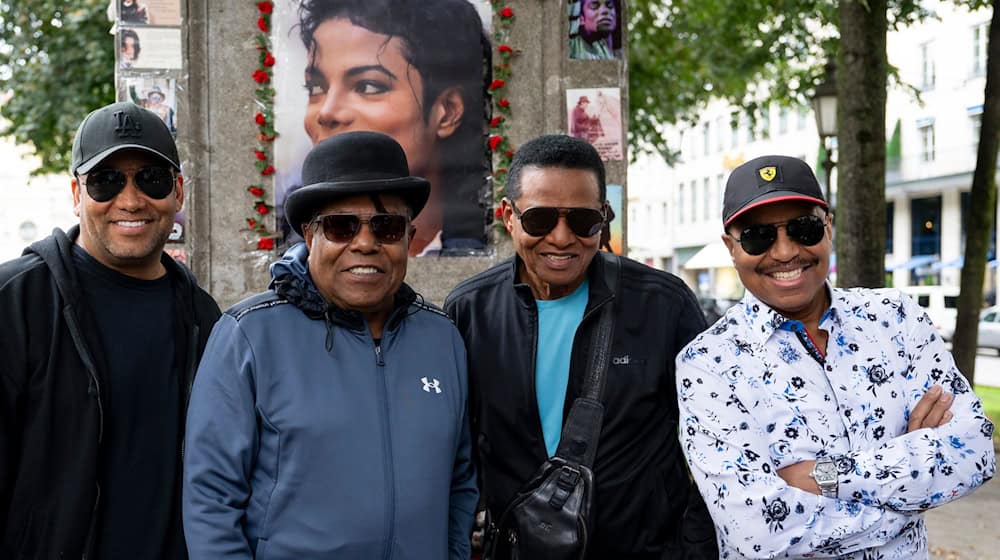 Tito Jackson (Zweiter von links) war mit seinen Brüdern Jackie und Marlon sowie seinem Sohn Taryll erst vor einer Woche in München. (Archivbild) / Foto: Lennart Preiss/dpa