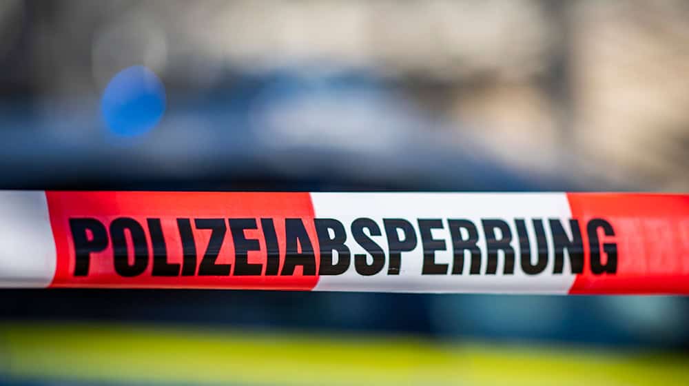 Mit Auto überschlagen - zwei Männer in Lebensgefahr