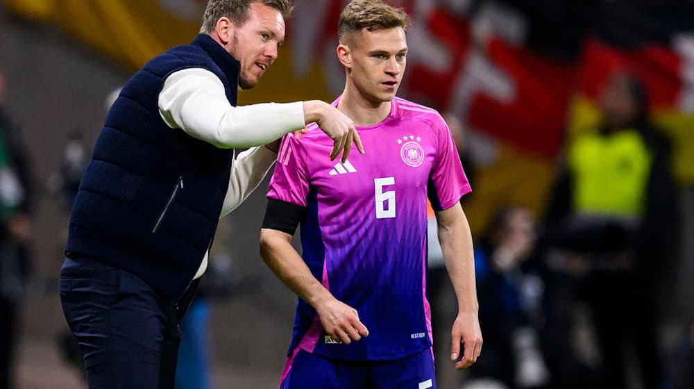 Geht es nach Andreas Möller, sollte Bundestrainer Julian Nagelsmann (links) Kapitän Joshua Kimmich wieder im Mittelfeld aufstellen. / Foto: Tom Weller/dpa