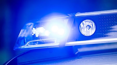 Die Polizei sperrte eigenen Angaben zufolge mehrere Stunden lang die Kreisstraße. (Symbolbild) / Foto: Lino Mirgeler/dpa