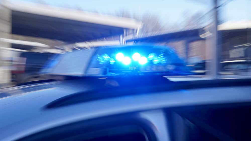 Eine junge Motorradfahrerin ist auf der Gegenspur von einem Auto erfasst worden und gestorben. (Symbolbild) / Foto: Marcus Brandt/dpa