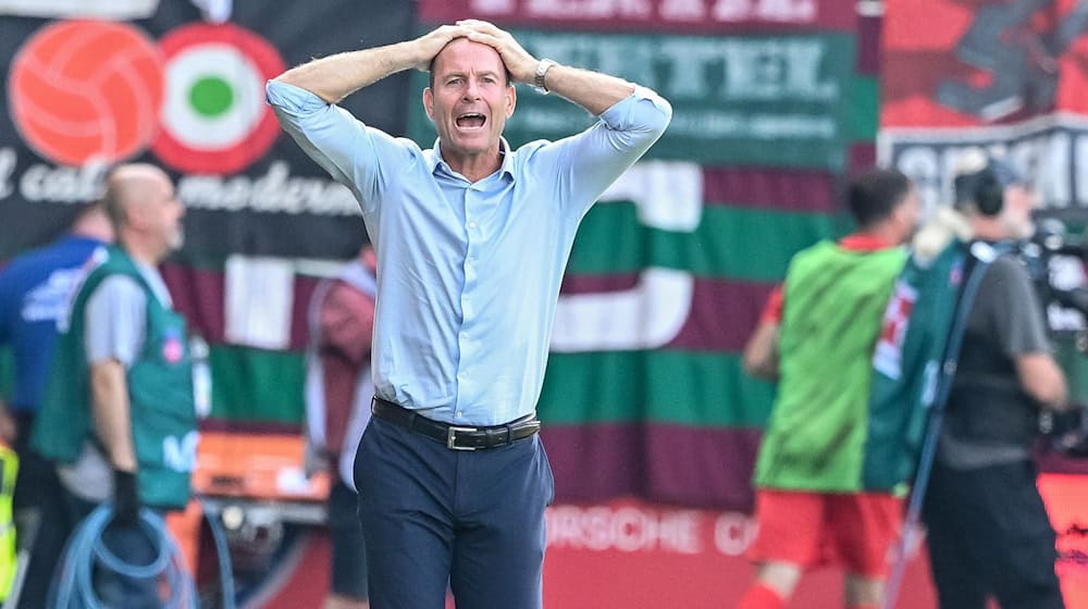 Augsburg-Trainer Jess Thorup fordert eine Reaktion nach dem 0:4 gegen Heidenheim. / Foto: Harry Langer/dpa