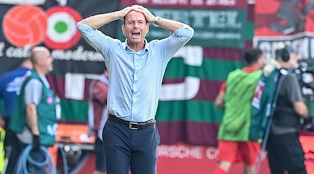 Augsburg-Trainer Jess Thorup fordert eine Reaktion nach dem 0:4 gegen Heidenheim. / Foto: Harry Langer/dpa