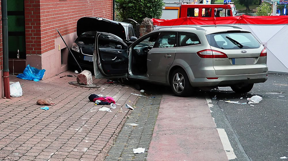 Auf einem Volksfest in Unterfranken ist ein Autofahrer in eine Menschengruppe gefahren. Die Polizei geht von einem Unfall aus. (Archivbild) / Foto: Ralf Hettler/dpa