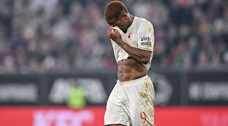 Augsburgs Samuel Essende wurde nach seiner Tätlichkeit im Heimspiel gegen Mainz für zwei Partien gesperrt. / Foto: Harry Langer/dpa